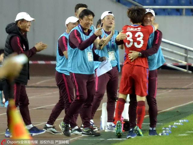 格伦·克洛斯、莎拉·保罗森、泰亚娜·泰勒、金·卡戴珊、妮... 法鲨归来！