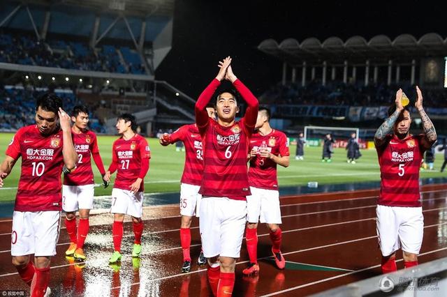 朱孝天与韩雯雯十指紧扣深情升级，浓情蜜意、拥吻相惜，浪漫被融化在城墙砖瓦中。