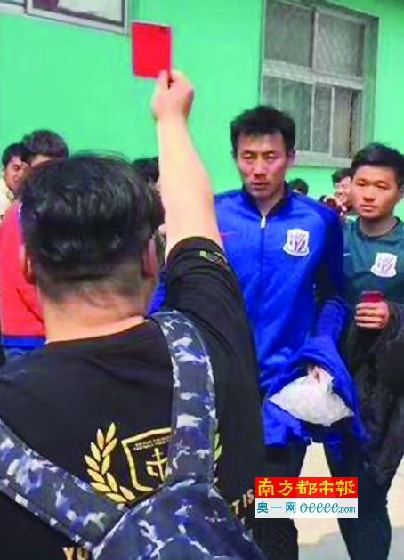 该活动在深圳某著名商场举行，整个大厅天井挤满了粉丝和人群，商场被围水泄不通，可见“范爷”的号召力。