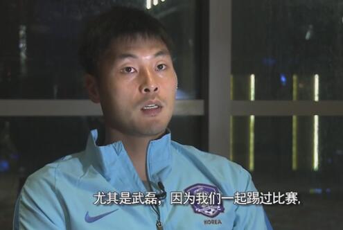 “小贱贱”瑞安·雷诺兹成为三位主创中唯一没穿西装的人，这与他所塑造的角色一样“不走寻常路”！