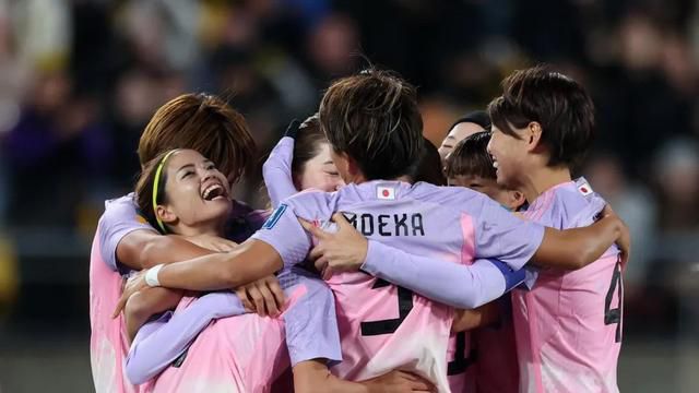 电影频道联合小红书呈现「春天开幕式」，赵雅芝何赛飞刘亦菲等百位嘉宾西湖揭幕春天_电影策划_ 消息 首页 新闻 视频 大片 影库 CCTV6 VIP影院 搜索 电影 星闻 独家 更多 专题 图片 视频 滚动 首页 新闻 大片 影库 CCTV6 VIP影院 客户端 电影网>新闻>原创深度策划 电影频道联合小红书呈现「春天开幕式」，赵雅芝何赛飞刘亦菲等百位嘉宾西湖揭幕春天 时间：2025.04.01 ：电影频道融媒体中心 作者：康康 ： 电影频道“春天开幕式”融媒体盛典直播成功举办 时长：06:49 ：电影网 展开 电影频道“春天开幕式”融媒体盛典直播成功举办收起 时长：06:49建议WIFI下打开 专稿 用亿万种快乐点亮地球村欢聚时刻，在西子湖畔见证春日快乐永不落幕。