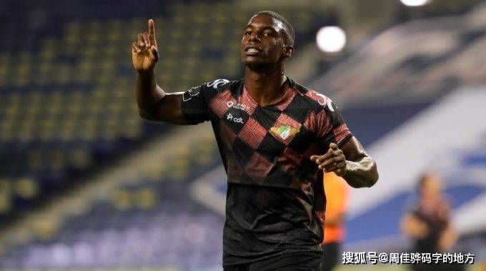 记者在横店影视城的片场中点了一杯咖啡，三分钟之内，咖啡就从两公里外的配送点通过无人机精准传送到了她的手中。