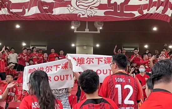 影片以古堡诡异事件与孤岛封闭空间，编织致命陷阱，将遗产继承危机演绎为步步惊心的复仇迷局，呈现出“古典悬疑+社会寓言”的双轨叙事结构。