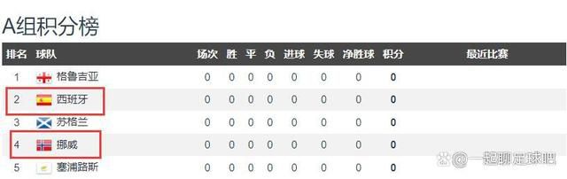 当天两人身穿电影中的宽大棉袍和黑色短靴，表情严肃。