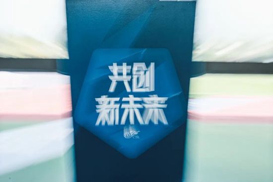 到访的法国文化部长奥蕾丽·费利佩蒂女士为二人颁发勋章。