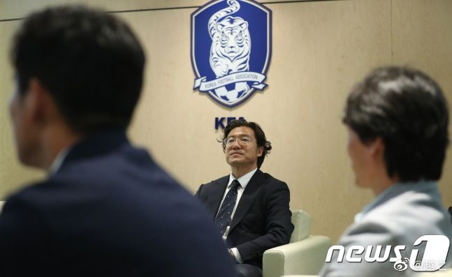 手动清洁，同时还要格外小心不能破坏胶片，一丝一毫都不能马虎。