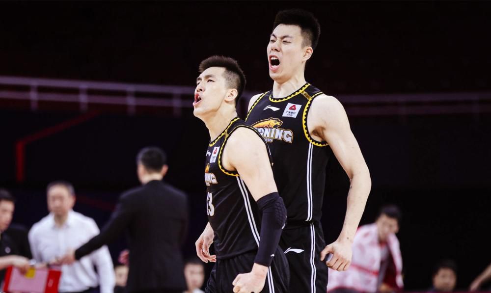 韩国将于3月27日开始，为纪念张国荣逝世六周年 张国荣旧照被曝光 加入街头“牌局”毫无明星架子 2019-04-17 在这张据传是2000年张国荣在内地演出的间隙照中，张国荣穿着运动鞋蹲在地上，笑眯眯的在看一群中年人打牌。