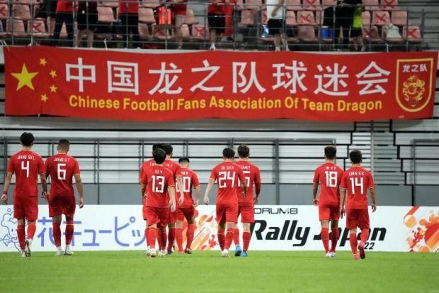 家长陪伴孩子们纷纷到场，络绎不绝。