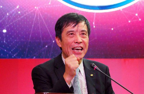 日前剧组正在加拿大蒙特利尔取景，“万磁王”迈克尔·法斯宾德帅气亮相。