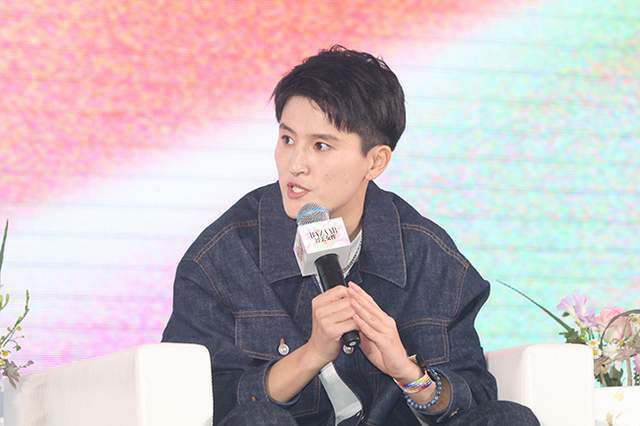 中国导演姜文身穿休闲装与妻子周韵一同抵达威尼斯。