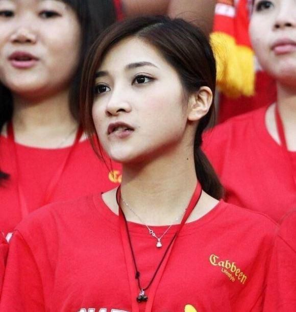 女主角因在城市无法立足而返乡，为了生存而经营一日三餐，从种地、收割到烹饪、享用，过程完整。
