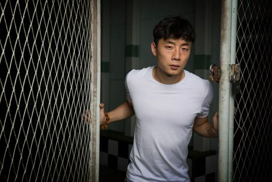 赵露思以一袭缎面白色长裙亮相，惊艳全场，低丸子头盘发凸显了知性优雅的气质。