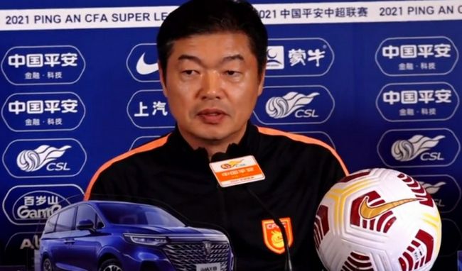 为帮助伙伴实现这一“壮举”，“技术担当”班吉特别设计了这个被称作“壁虎手套”的神奇工具。