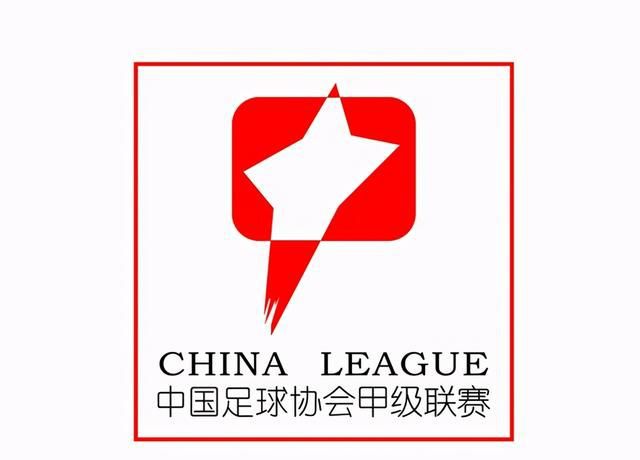照片中，“艾米丽”莉莉·柯林斯与剧中好闺蜜阿什利·朴亲密相拥，开怀大笑，主创们的大合影也十分融洽有爱。