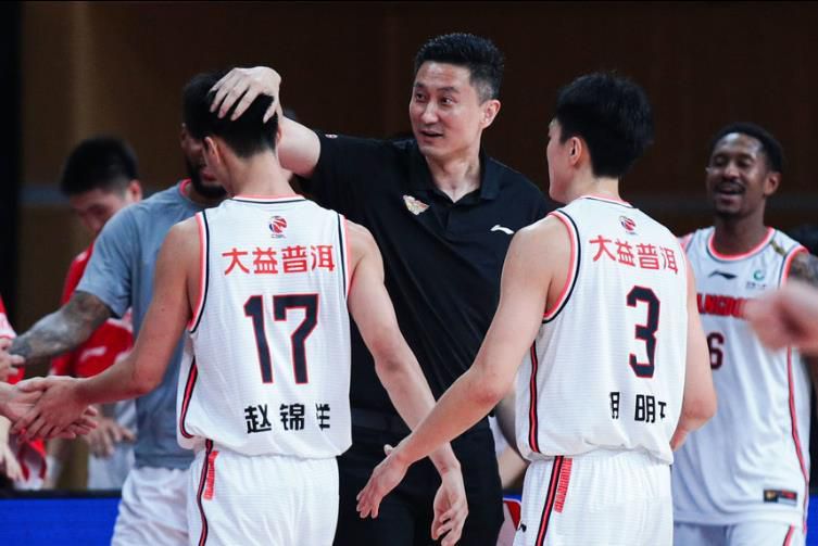 古天乐黏须被狗血淋头 拍《倩女幽魂》受尽苦头 2011-04-28 经典电影《倩女幽魂》新版于29日在香港上映，当中最大的不同之处是：以前只属配角的燕赤霞将成为电影重点，并与小倩发生一段浪漫凄美的感情关系。