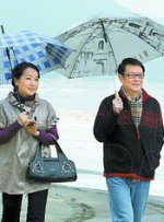 克鲁尼全程体贴照顾阿迈勒，上下船也被小心搀扶，实力宠妻。