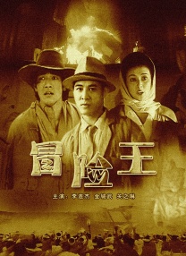 照片中，斯 泰勒·斯威夫特黑色深V裙露半球 红唇造型添妩媚 2013-08-22 美国乡村小天后泰勒·斯威夫特最近随着演唱会的进行，造型着装越来越吸引人们的眼球。