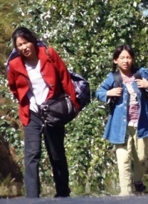 斯嘉丽与未婚夫赴巴黎 女神装扮土气好似屌丝女 2013-09-25 当地时间9月23日，斯嘉丽·约翰逊和她的未婚夫Romain Dauric到达法国巴黎，虽然二人都黑超遮面，但仍可以看得出刚订婚的斯嘉丽心情很好，脸上不时露出灿烂的笑容，左手无名指上的戒指也依然夺目。