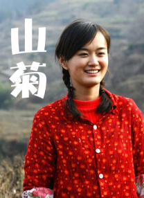 画面中间，母亲拉着年幼的孩子向着未知的未来走去，身后是孩子流失的那只鞋子。