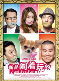 写真中，何洛洛身着浅蓝色休闲西装，内搭纯白设计感衬衫，缀以同色系渐变项链，展现满分时尚表现力。