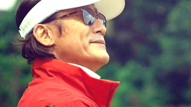 巨龙史矛革从雄雄燃烧的大火中出现，张开大口咆哮，火光中站立的似乎是矮人王索林，他手拿武器与巨龙对峙。